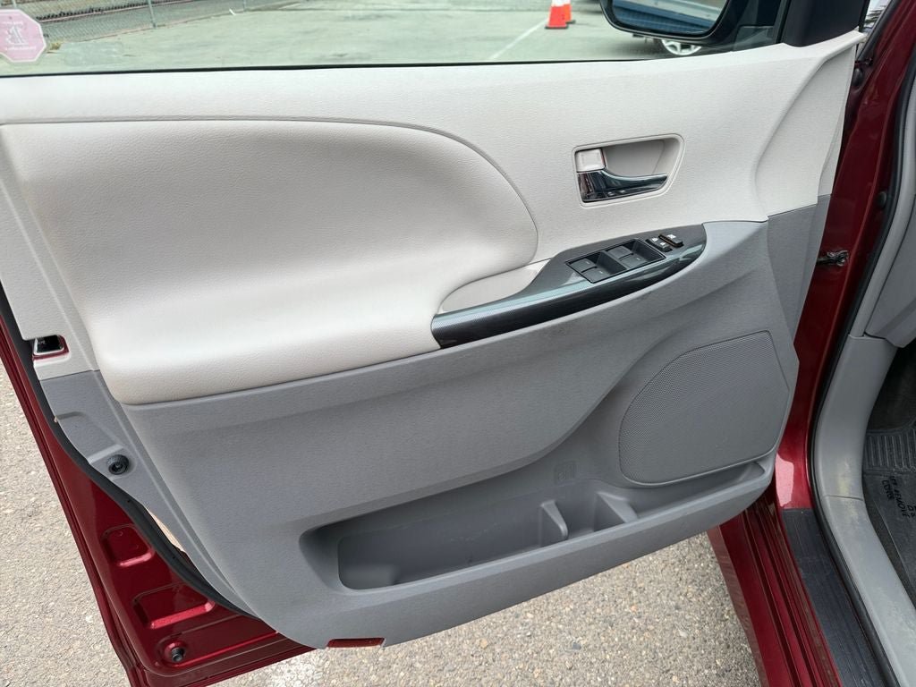 Used 2013 Toyota Sienna SE FWD image 20