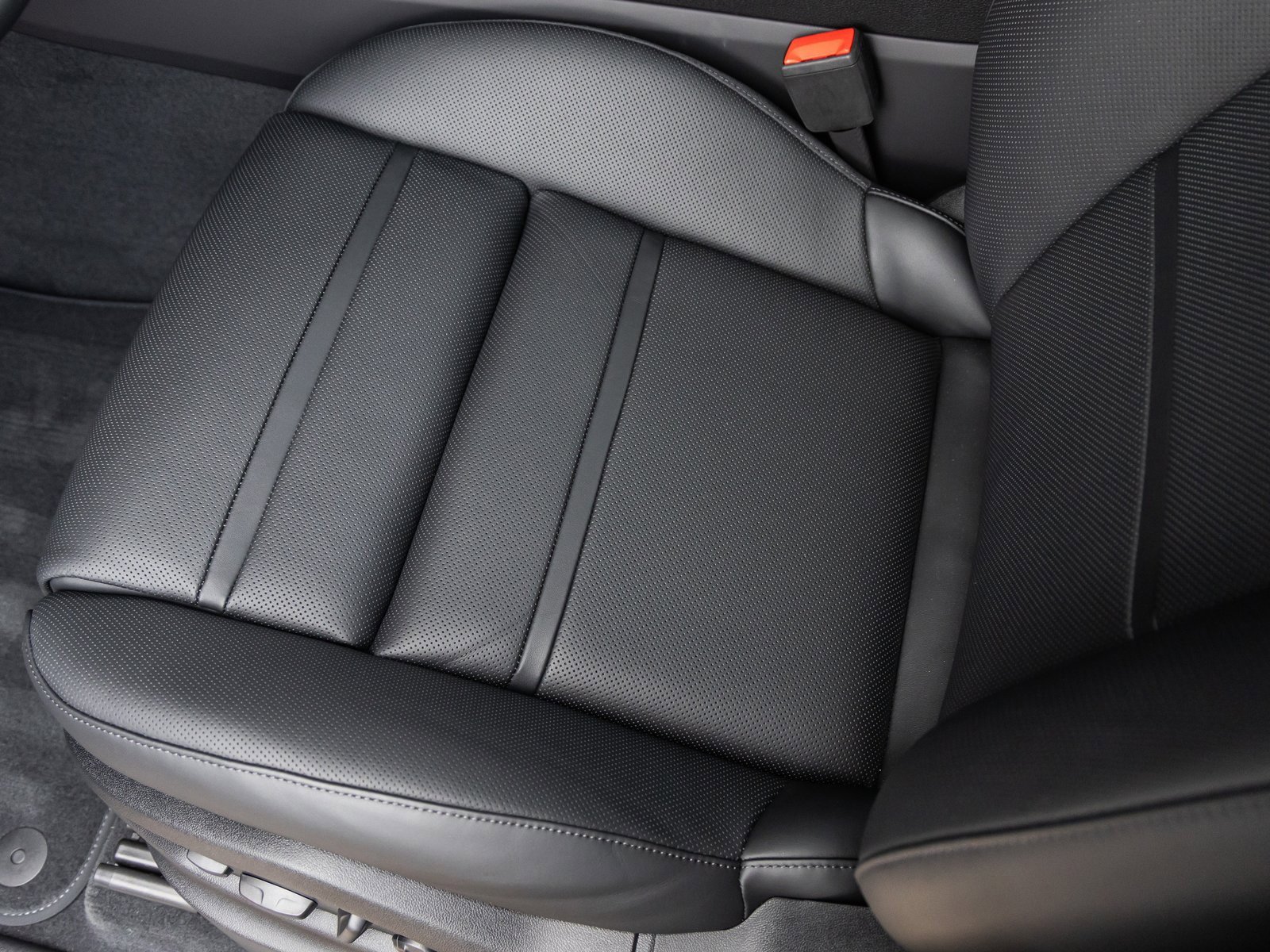 Certified 2025 Porsche Cayenne Coupe image 27