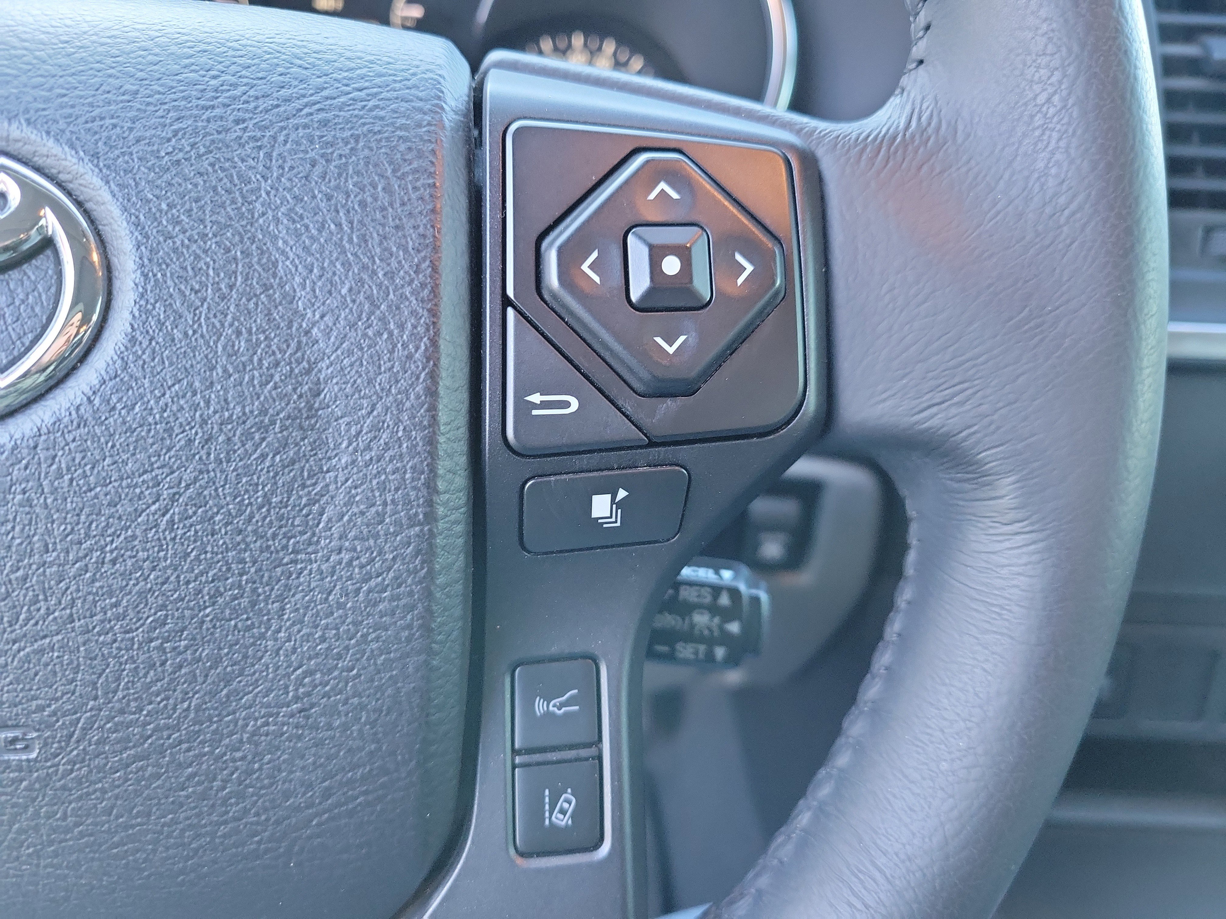 Used 2022 Toyota Sequoia SR5 image 23