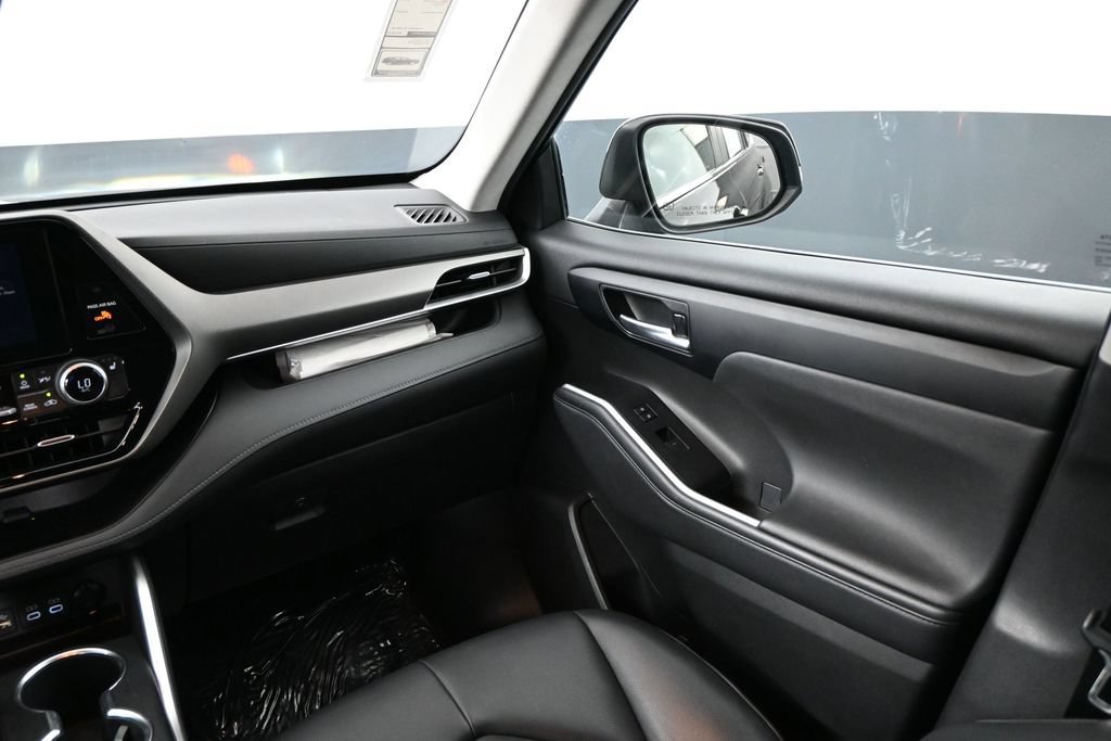 Used 2023 Toyota Highlander XLE AWD/4WD image 13