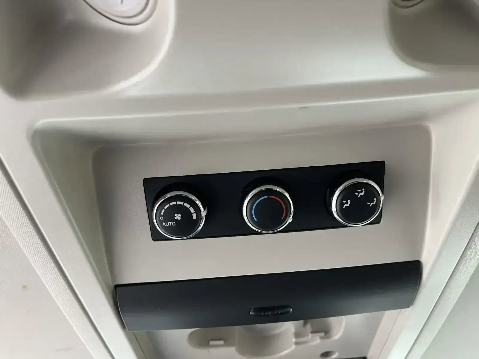 Used 2014 Chrysler Town & Country Touring image 10