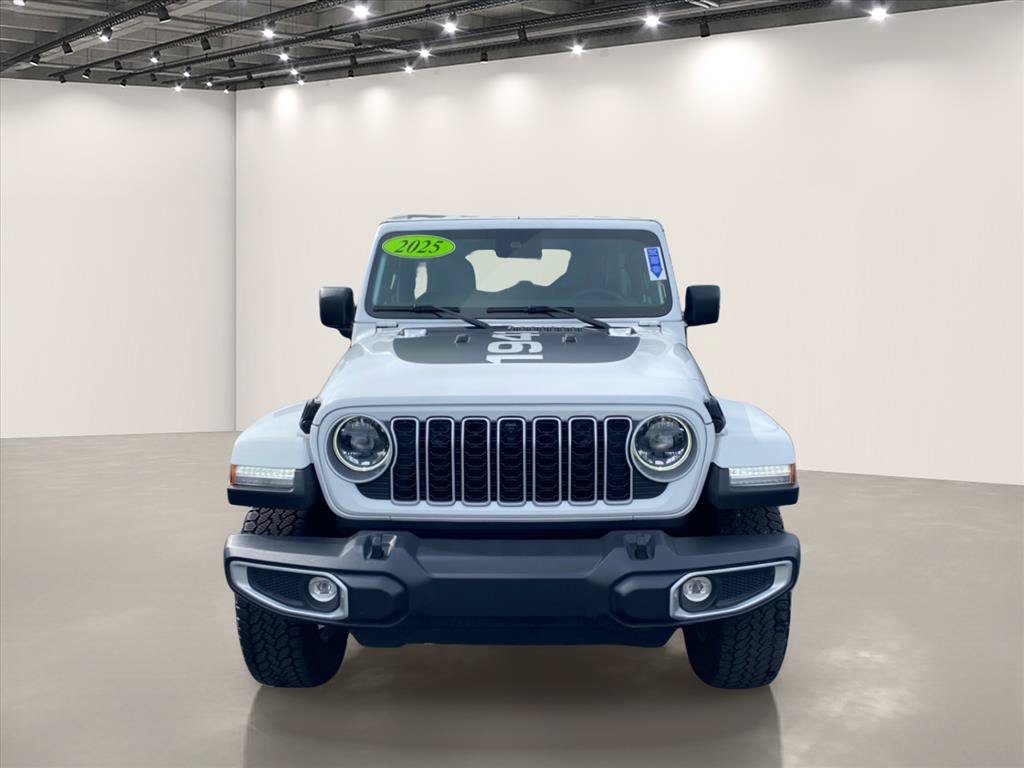 Used 2025 Jeep Wrangler Unlimited Sahara w/ Dual Top Group AWD/4WD image 2