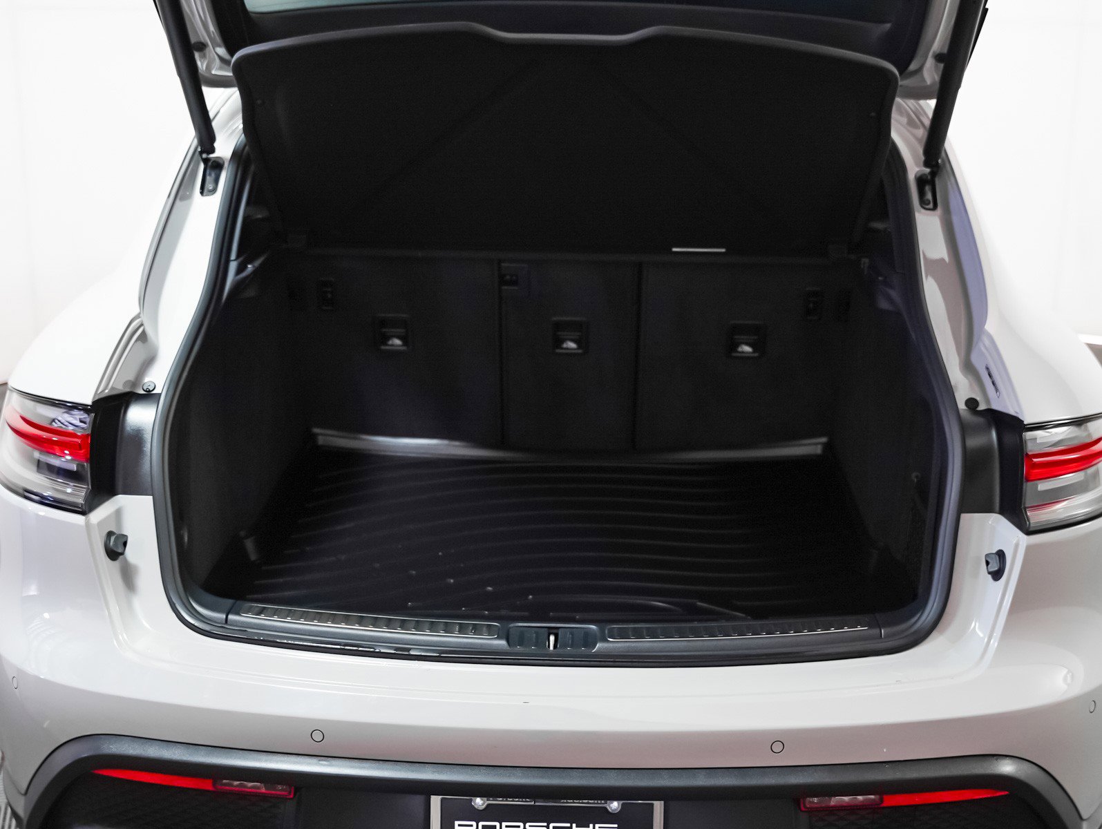 Certified 2022 Porsche Macan S w/ Premium Package Plus image 28