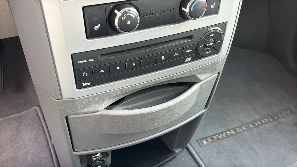 Used 2009 Chrysler Town & Country Touring FWD image 25