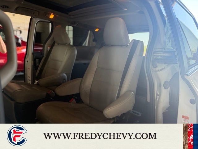 Used 2019 Toyota Sienna Limited Premium w/ Carpet Mat Package FWD image 17