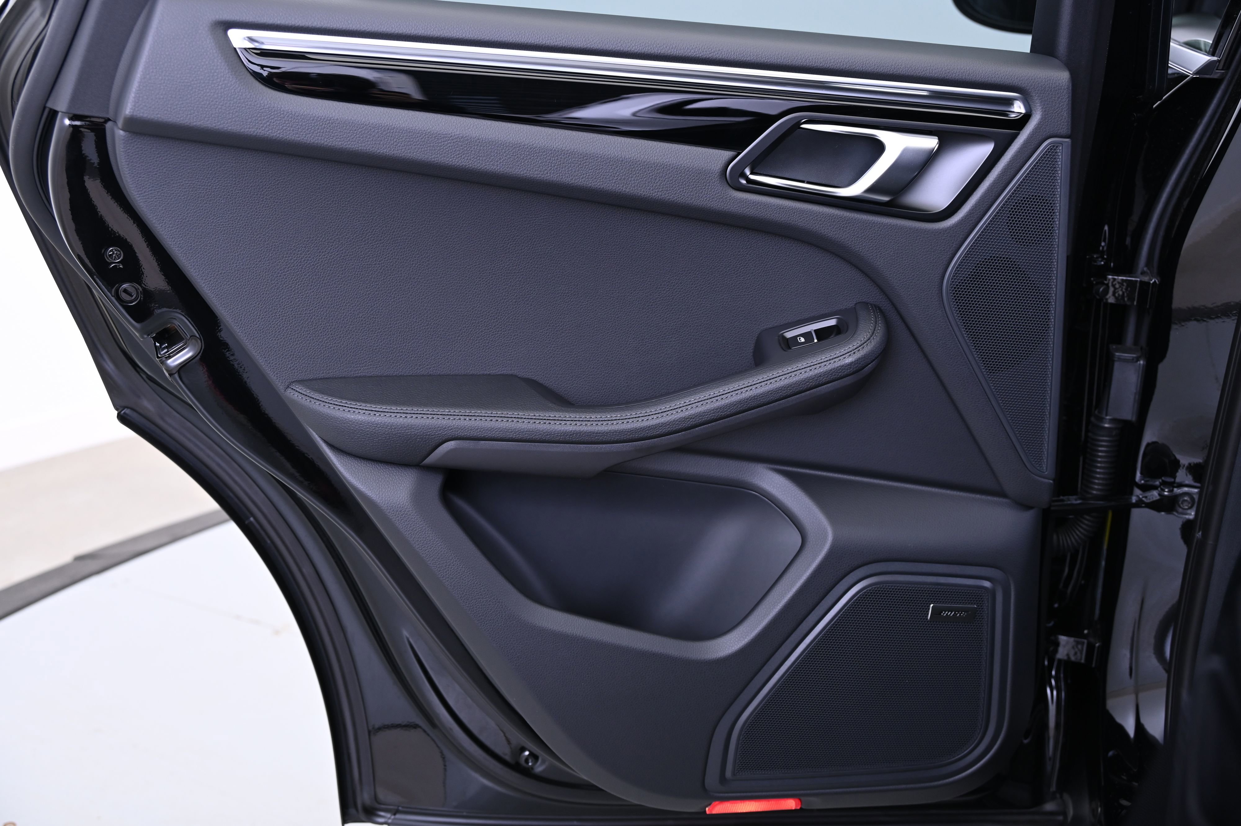 Certified 2025 Porsche Macan image 30