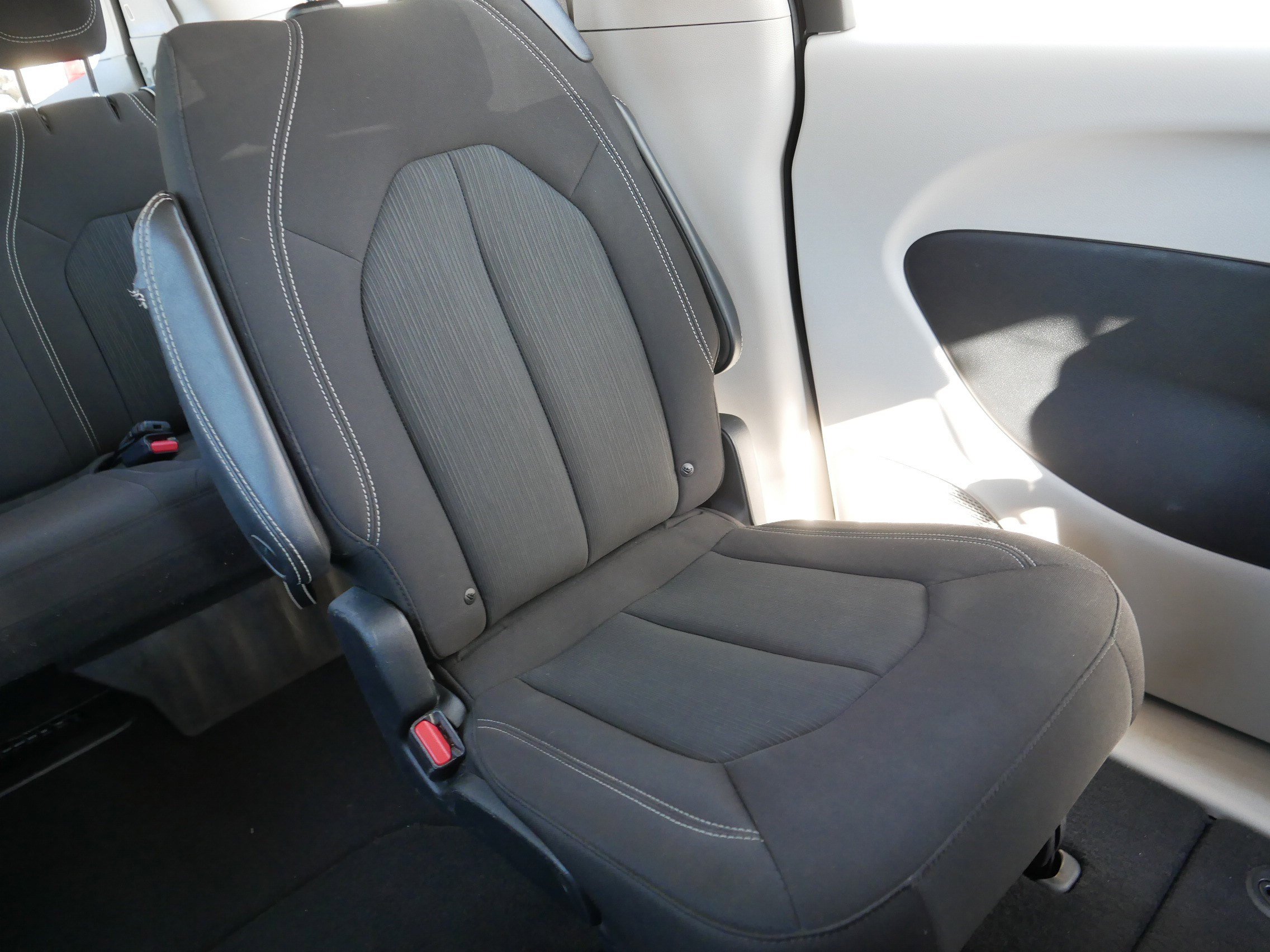 Used 2022 Chrysler Voyager LX image 14