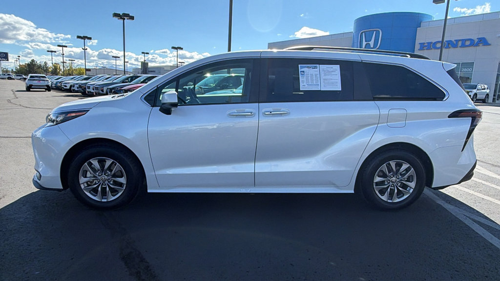 Used 2025 Toyota Sienna XLE FWD image 6