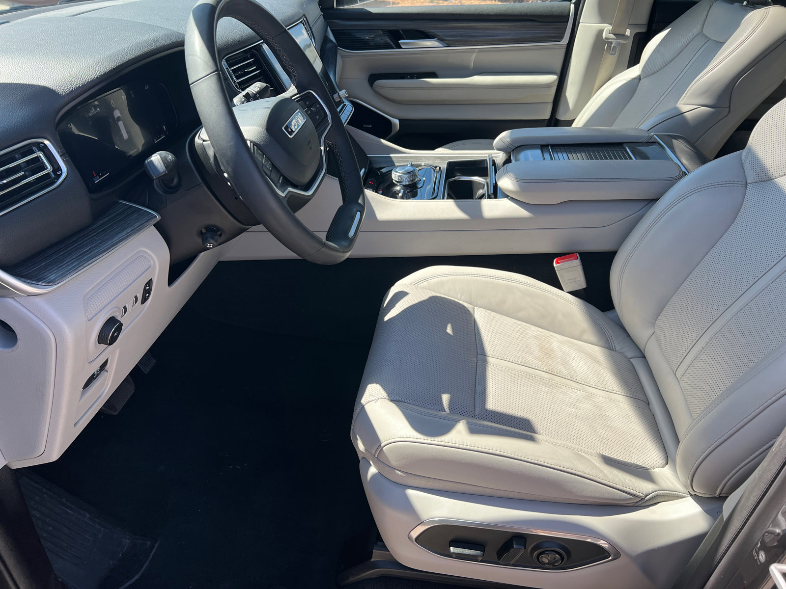 Used 2024 Jeep Wagoneer L Series III w/ Premium Group I image 9