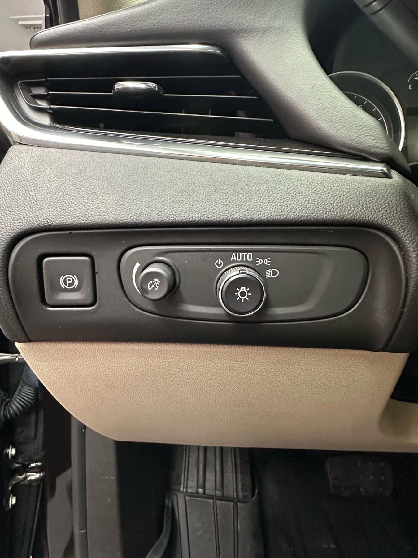 Used 2018 Buick Enclave Essence image 13