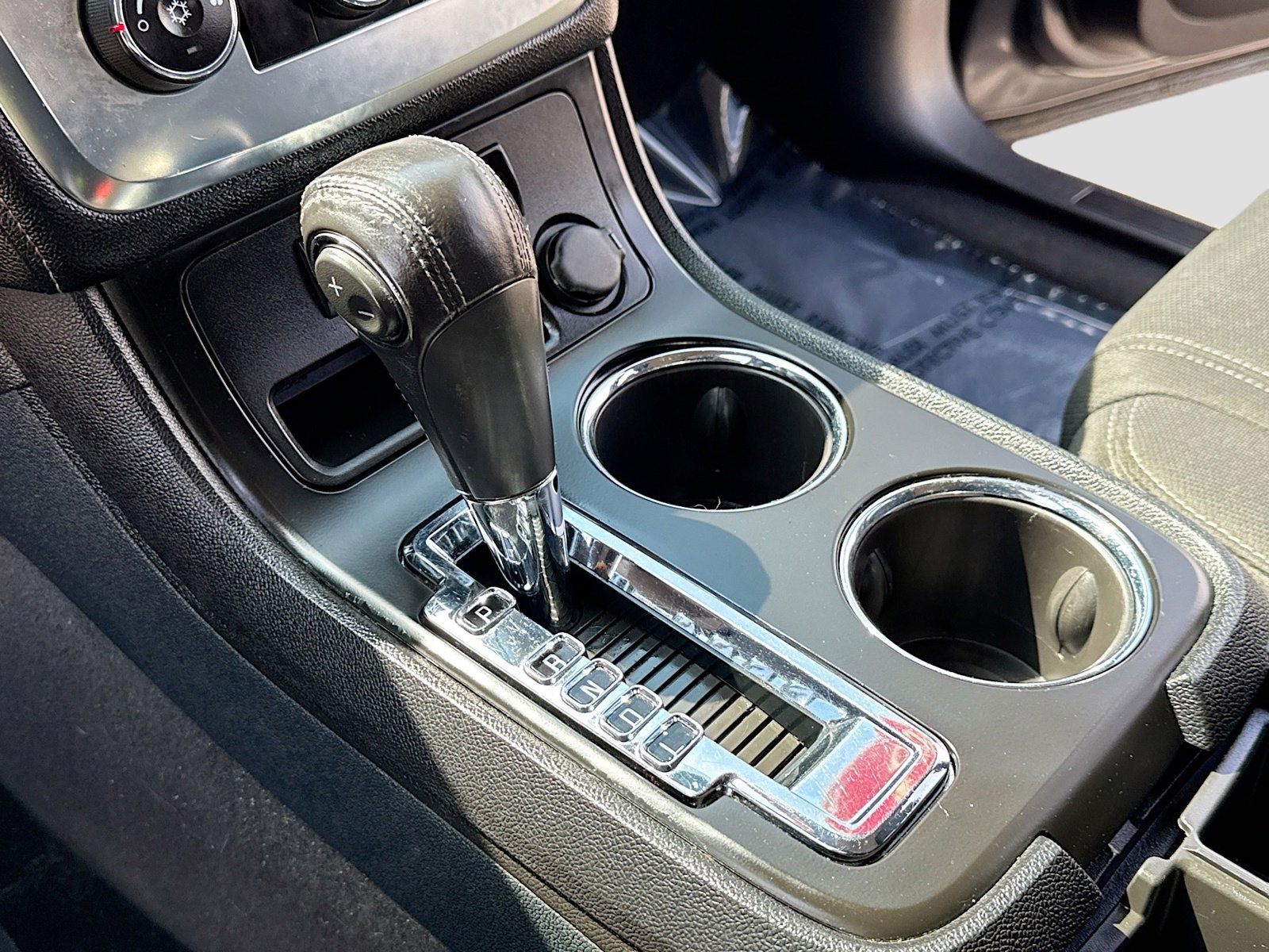 Used 2013 GMC Acadia SLE image 12