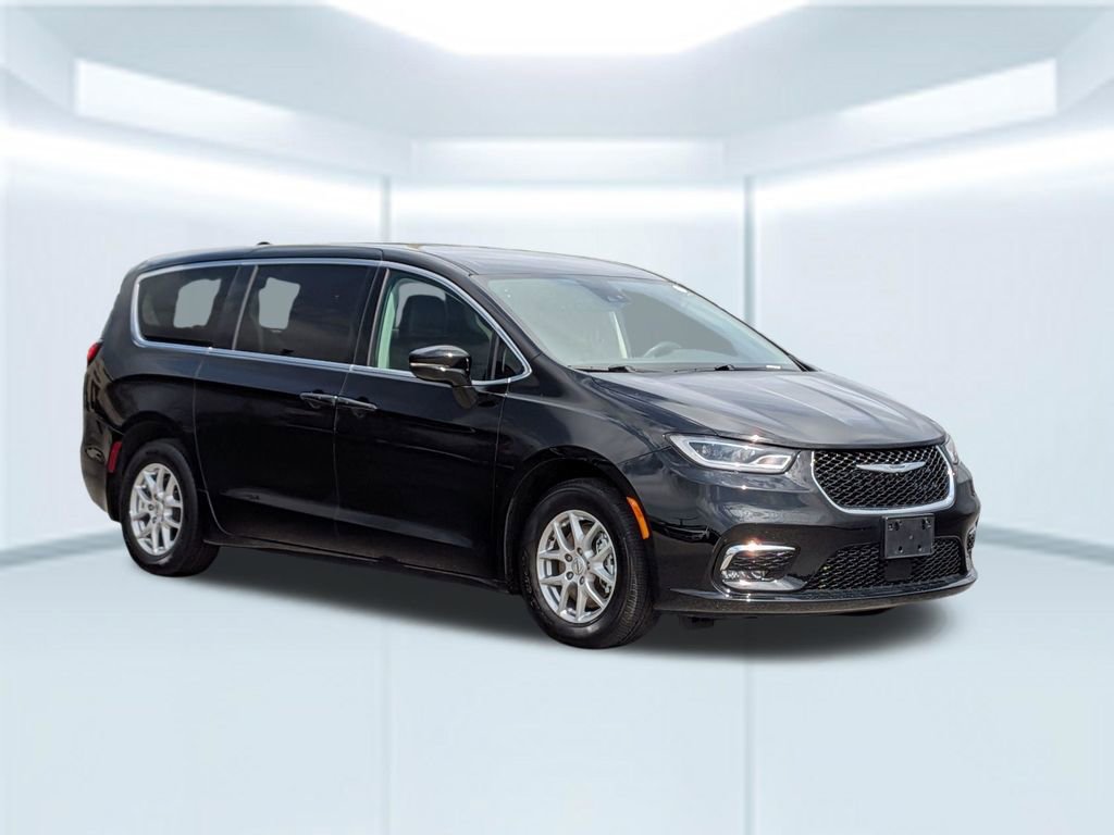 Used 2024 Chrysler Pacifica Touring-L FWD image 8