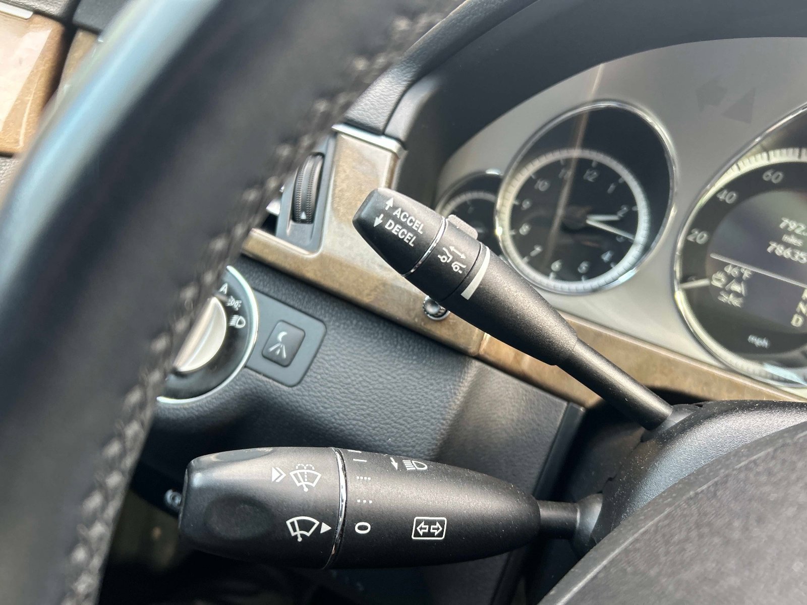 Used 2010 Mercedes-Benz E 350 4MATIC Sedan image 27