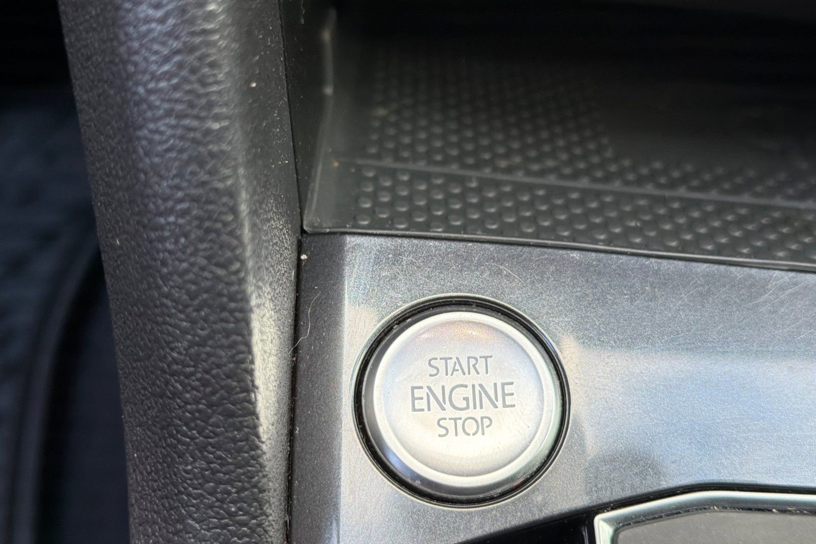 Used 2020 Volkswagen Tiguan SE w/ Panoramic Sunroof Package image 26