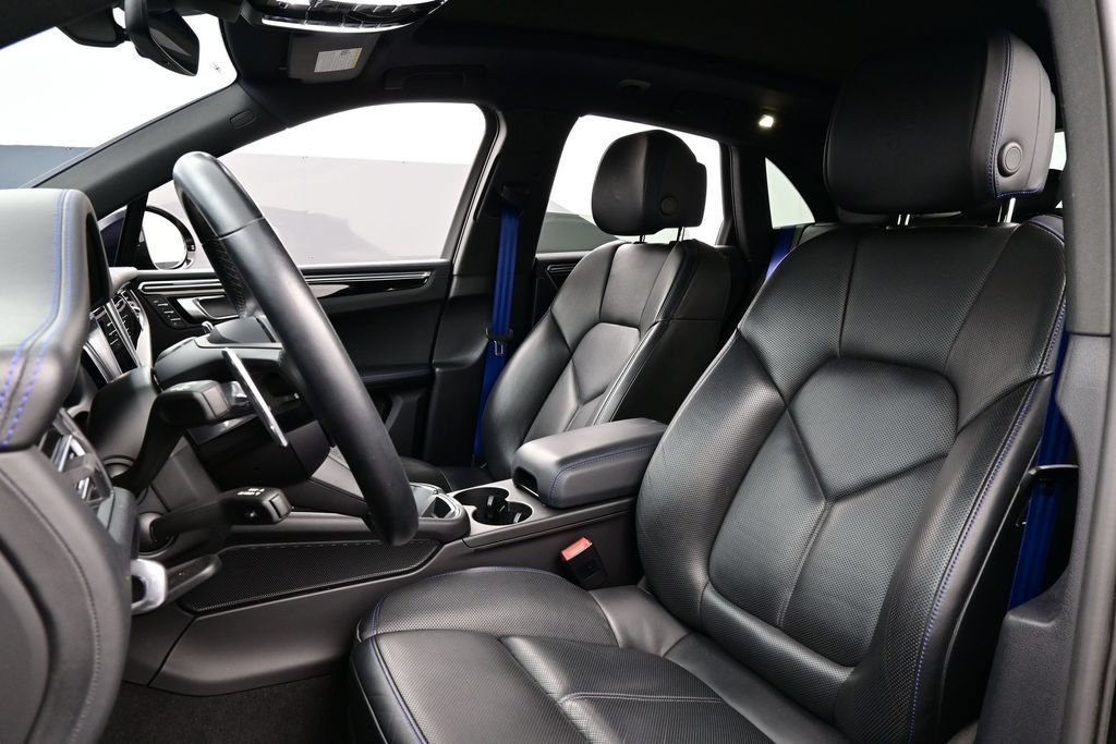 Certified 2023 Porsche Macan AWD/4WD image 5