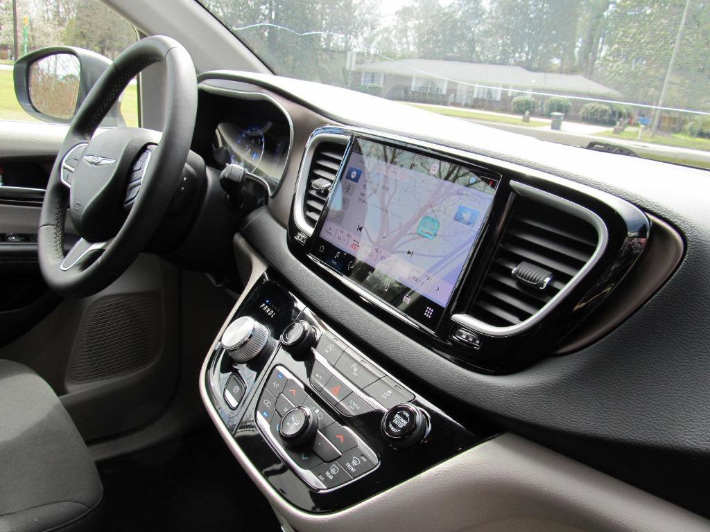 Used 2023 Chrysler Voyager LX image 43