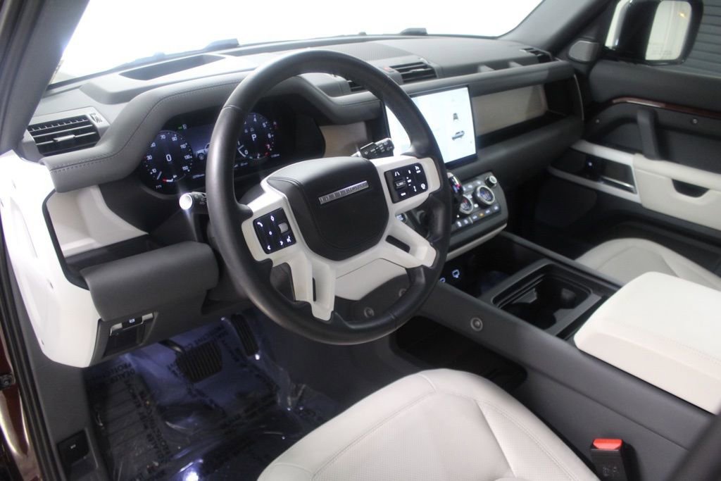 Used 2023 Land Rover Defender 130 SE image 4