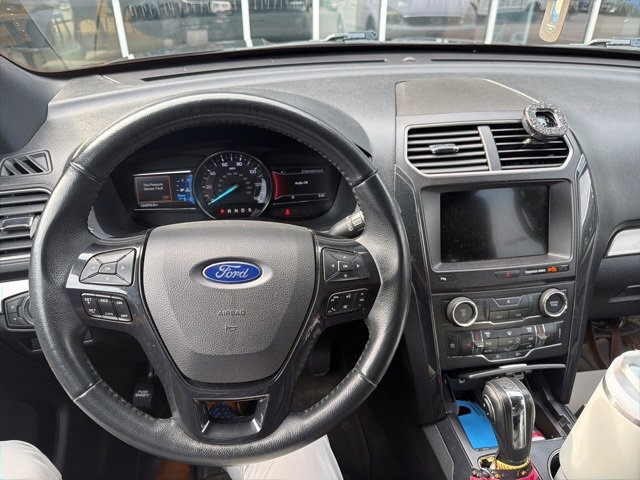 Used 2018 Ford Explorer XLT w/ Equipment Group 202A image 5
