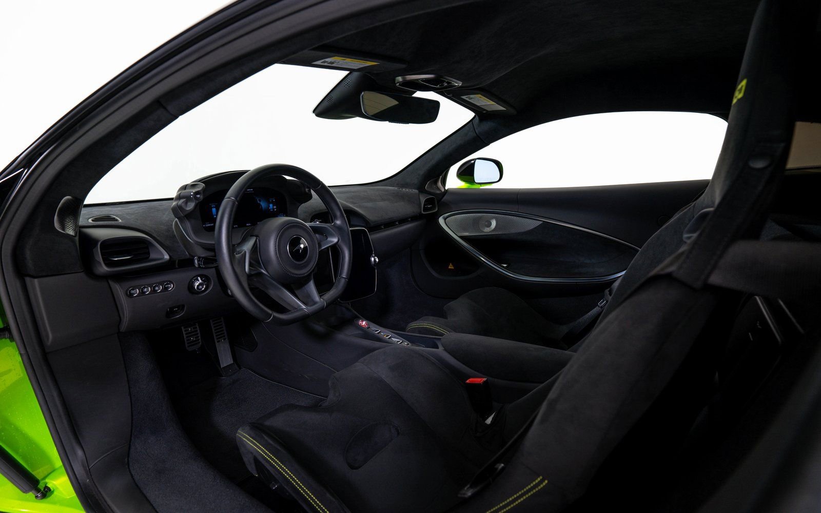 Used 2024 McLaren Artura RWD image 17