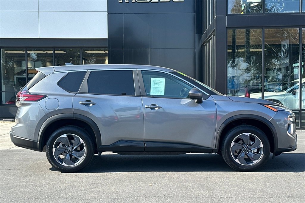 Used 2024 Nissan Rogue SV image 4