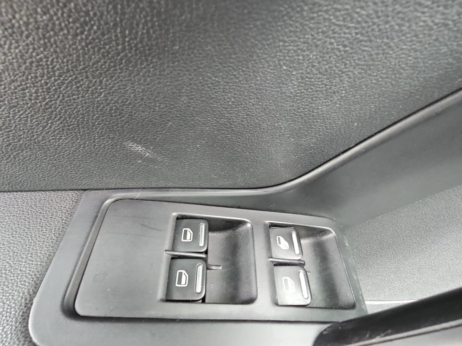 Used 2018 Volkswagen Beetle 2.0T S FWD image 25