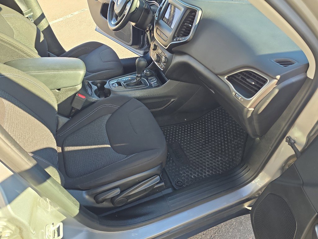 Used 2019 Jeep Cherokee Latitude w/ Cold Weather Group image 35