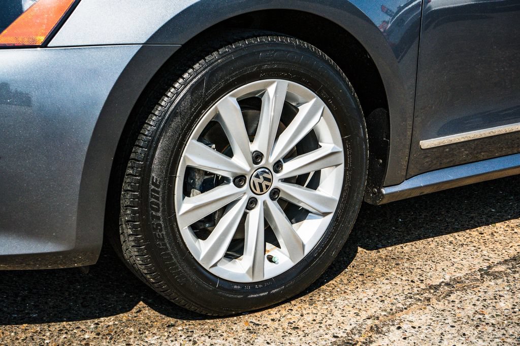 Used 2013 Volkswagen Passat 2.5 SEL Premium FWD image 12
