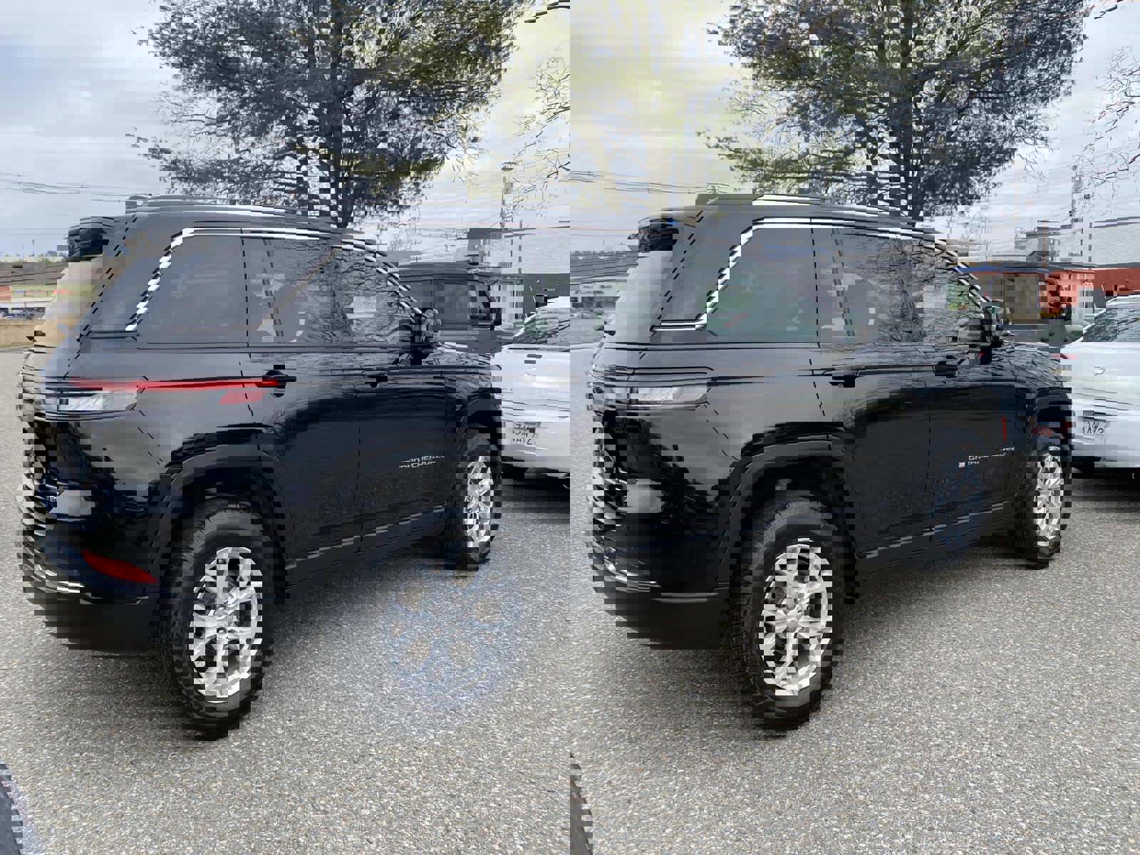 Certified 2023 Jeep Grand Cherokee Limited w/ Trailer Tow Prep Group (B) image 3