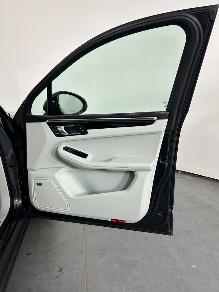Certified 2023 Porsche Macan S AWD/4WD image 24