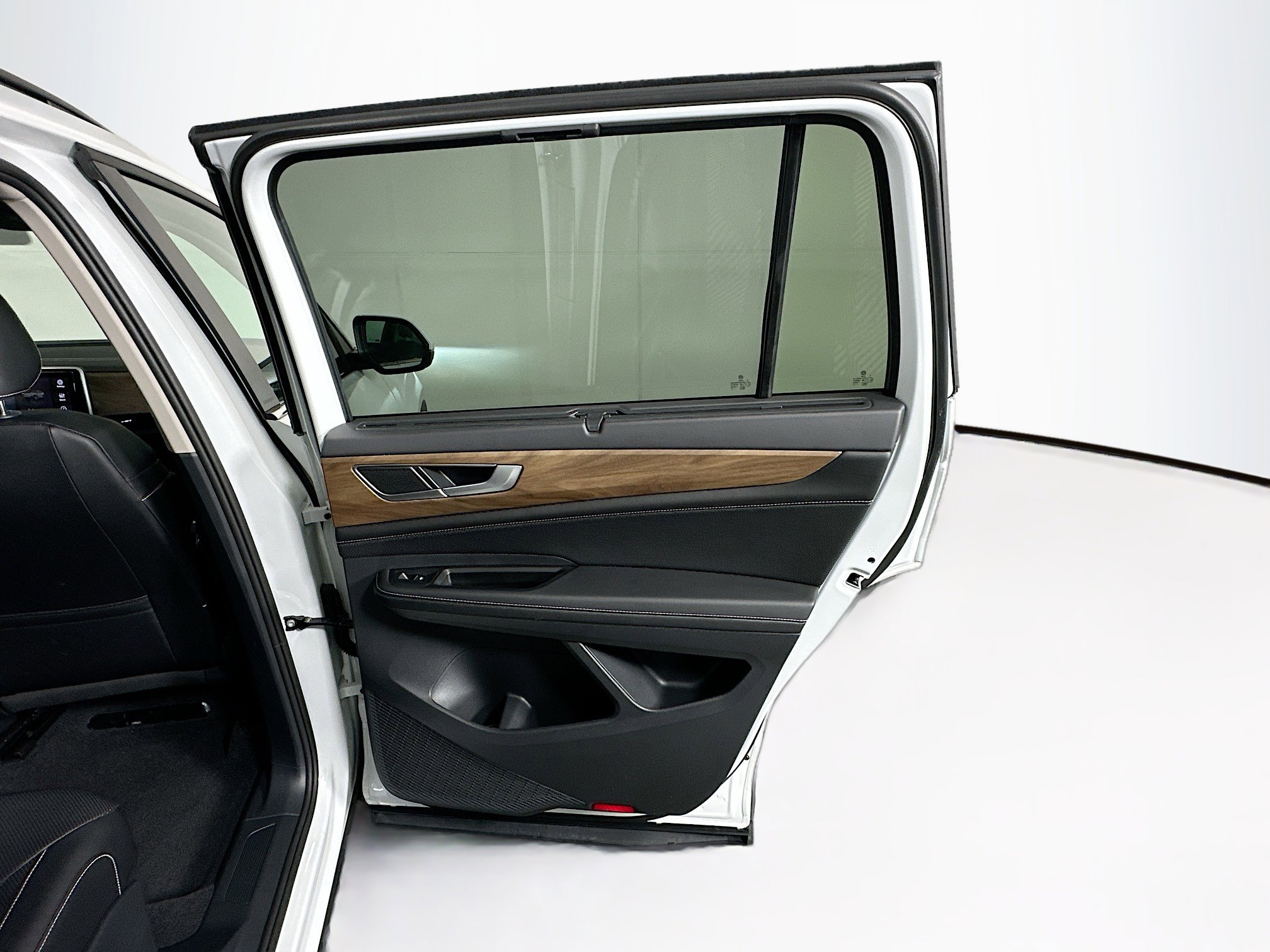 Used 2025 Volkswagen Atlas SE image 30