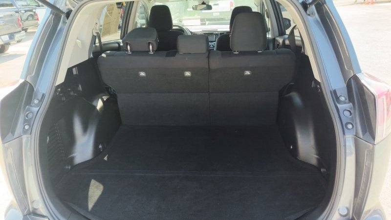 Used 2018 Toyota RAV4 LE FWD image 11