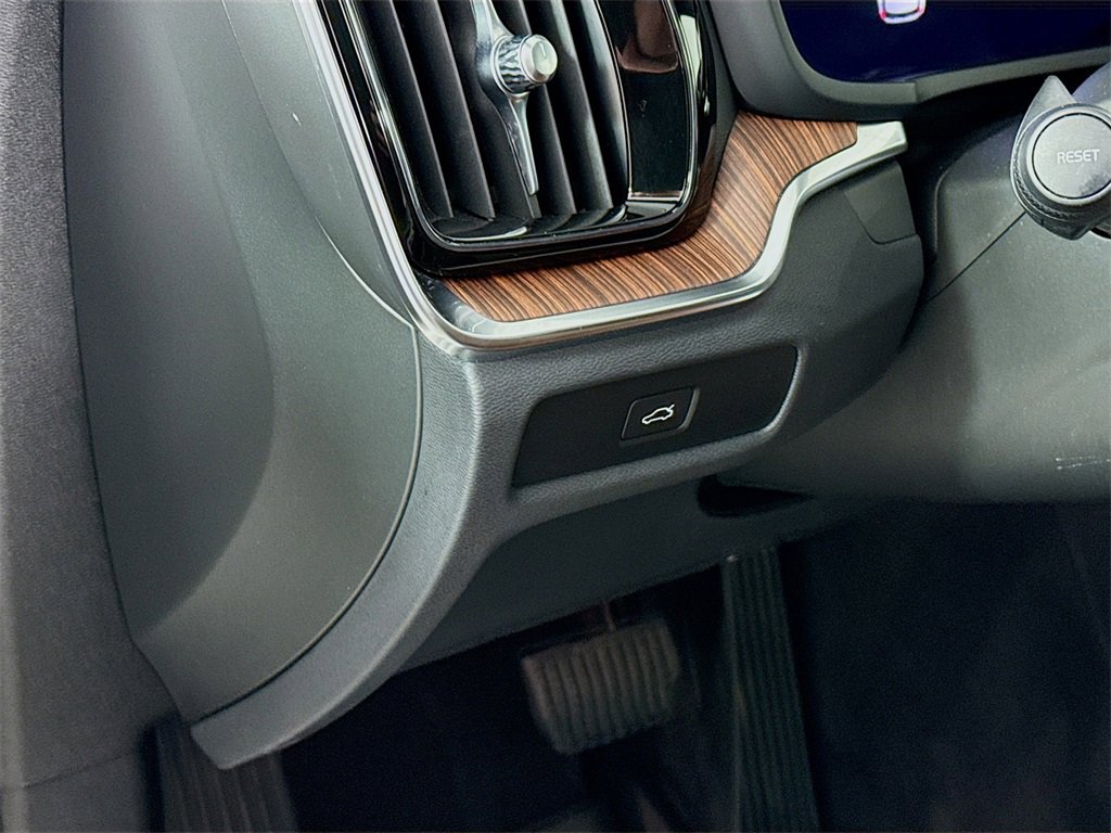 Used 2024 Volvo V60 B5 Cross Country Plus w/ Protection Package Premier image 11