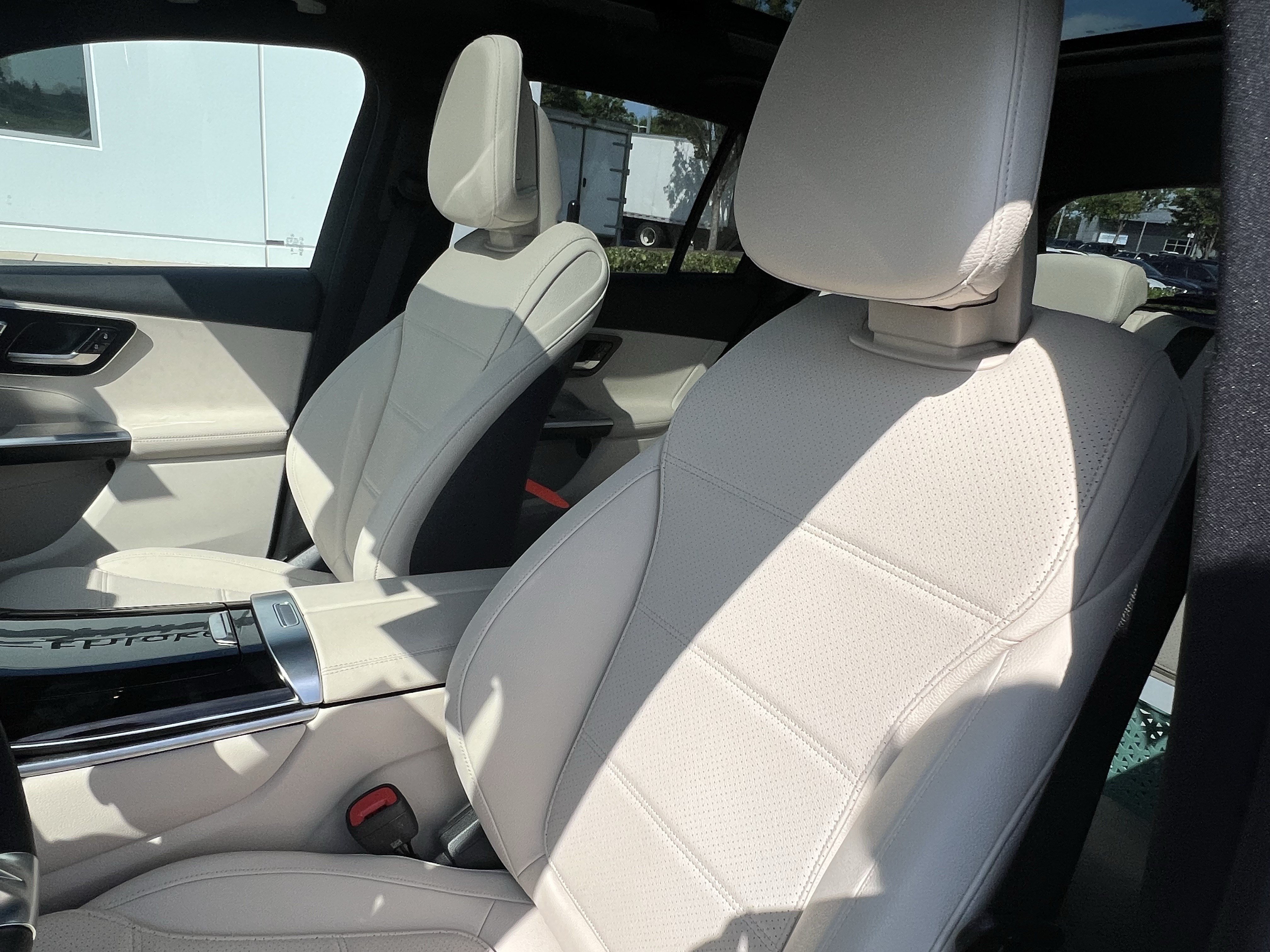 Used 2025 Mercedes-Benz GLC 350e 4MATIC image 16
