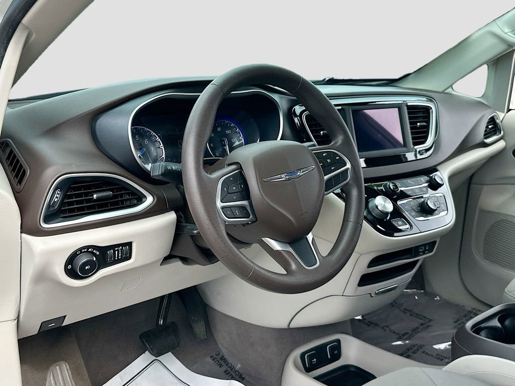 Used 2020 Chrysler Pacifica Touring image 9