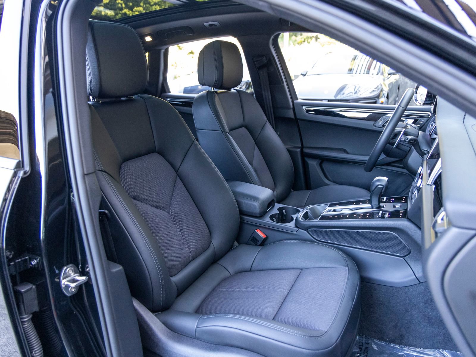 Certified 2025 Porsche Macan AWD/4WD image 58