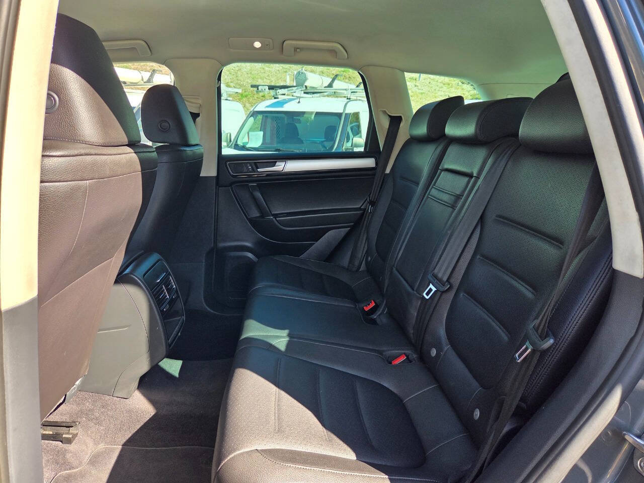 Used 2015 Volkswagen Touareg Sport AWD/4WD image 18