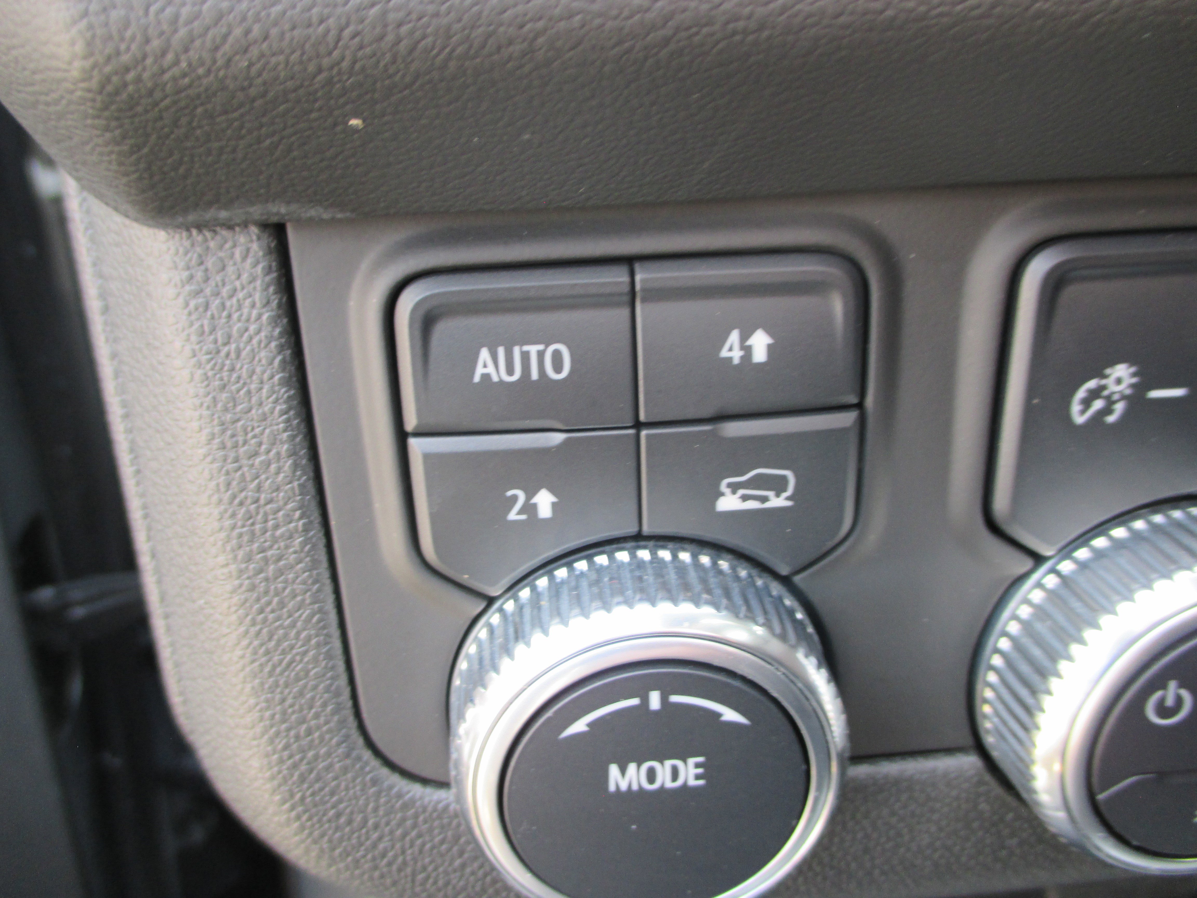 Used 2023 GMC Yukon SLE w/ Gmc Pro Safety Plus Package AWD/4WD image 14