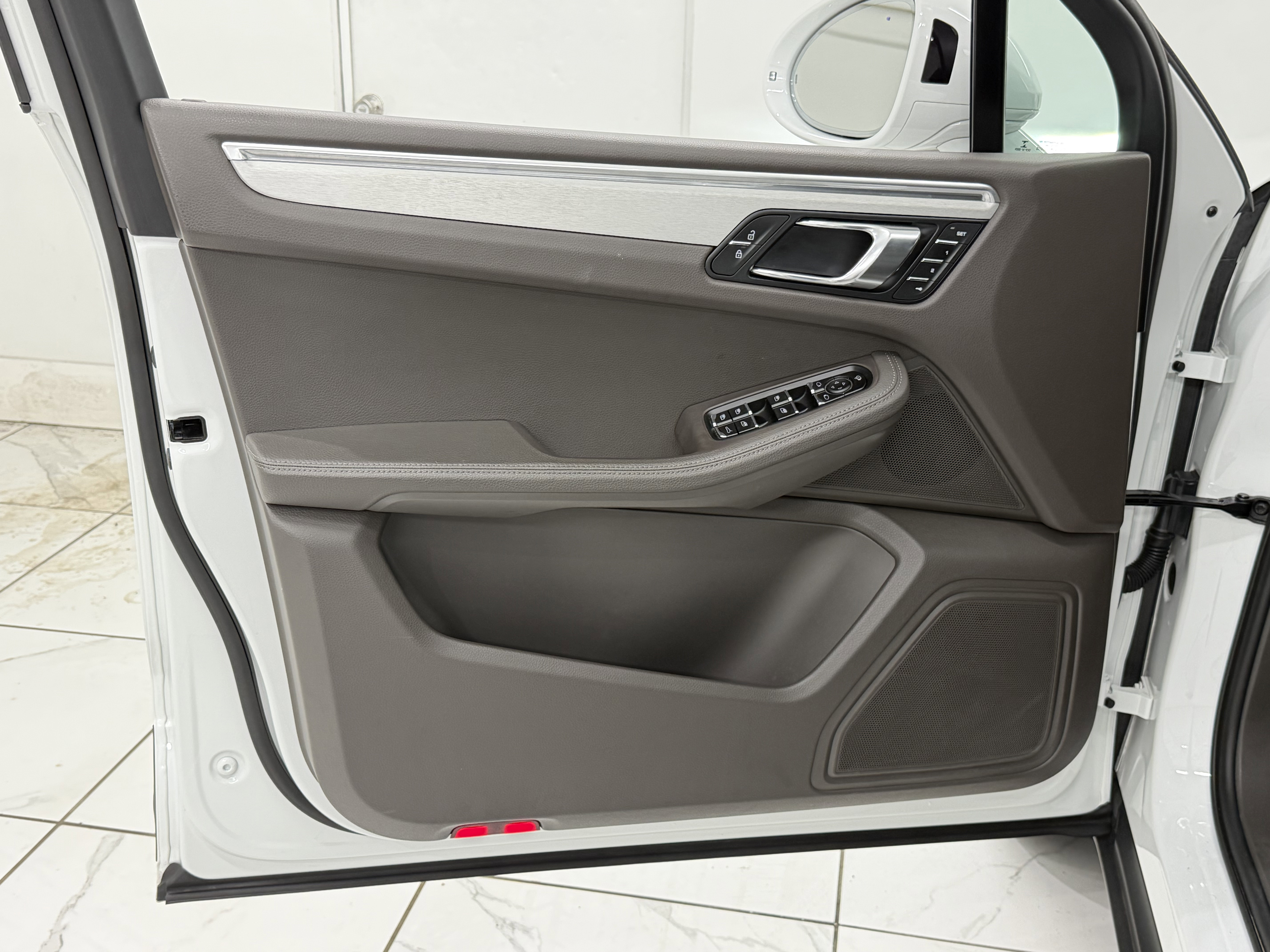 Certified 2023 Porsche Macan image 27