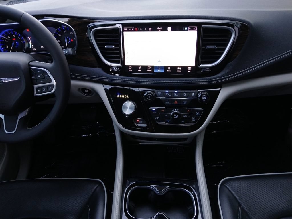 Used 2023 Chrysler Pacifica Limited w/ Uconnect Theater Family Group AWD/4WD image 3