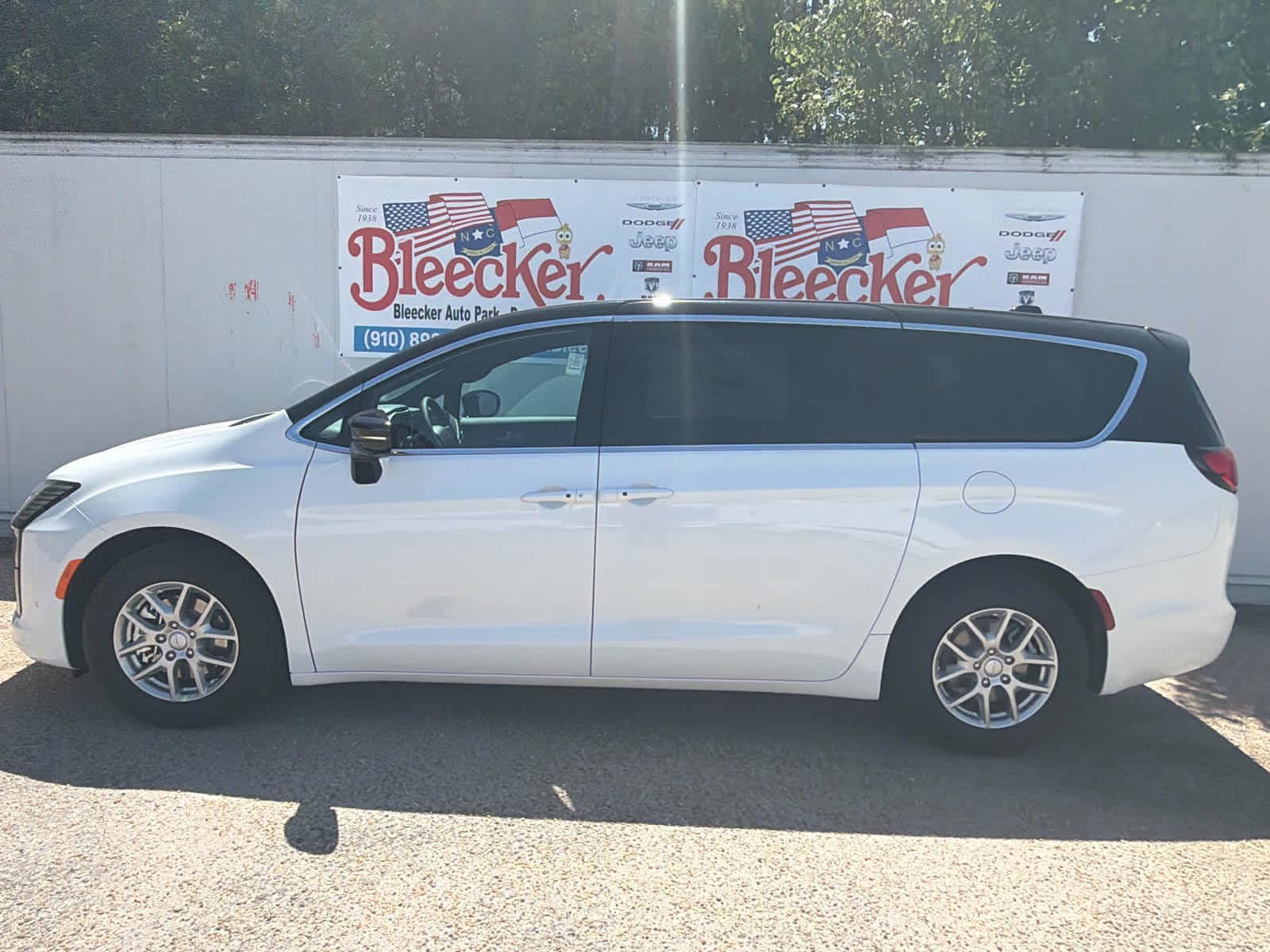 New 2027 Chrysler Pacifica Select FWD image 7