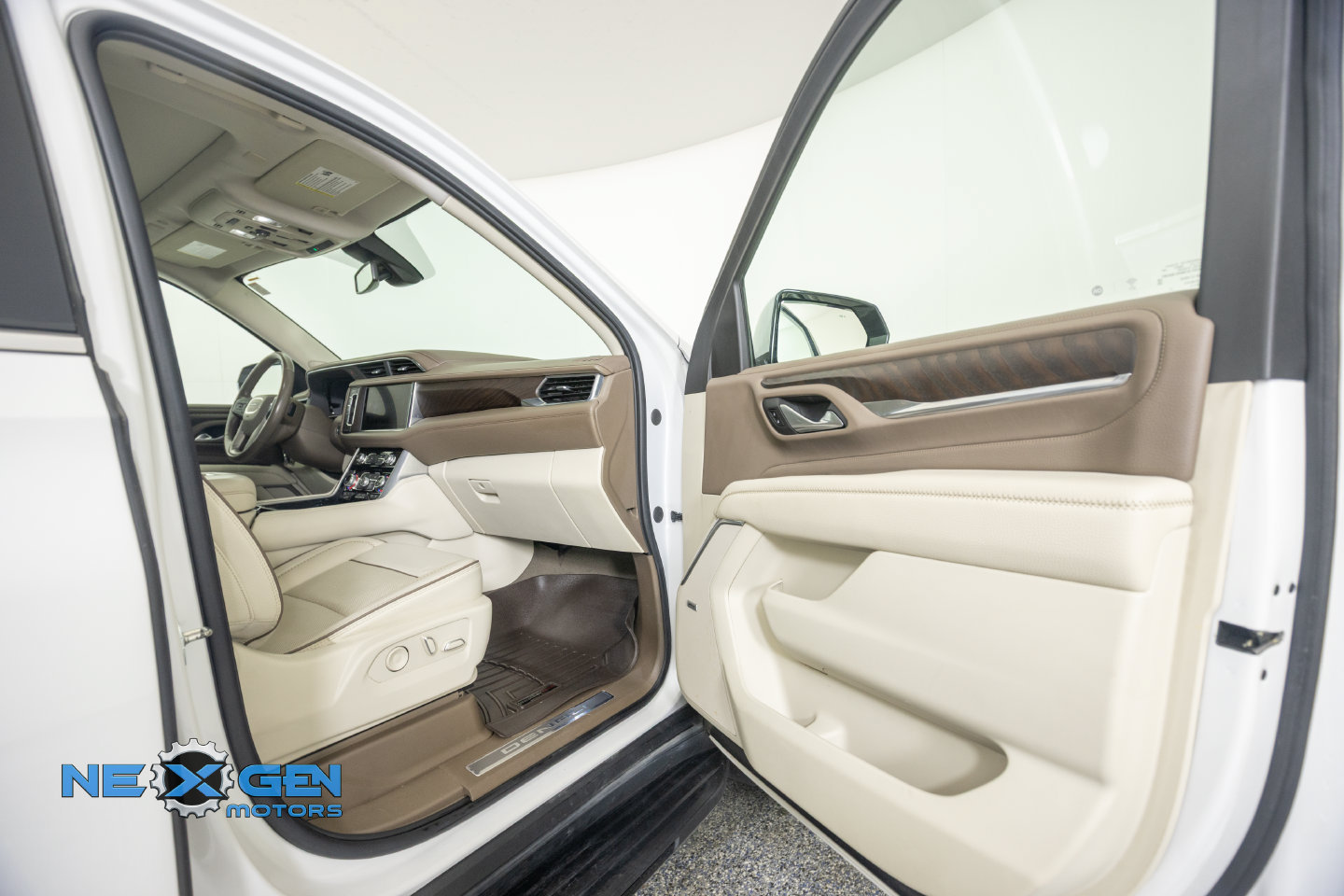 Used 2022 GMC Yukon XL Denali AWD/4WD image 6