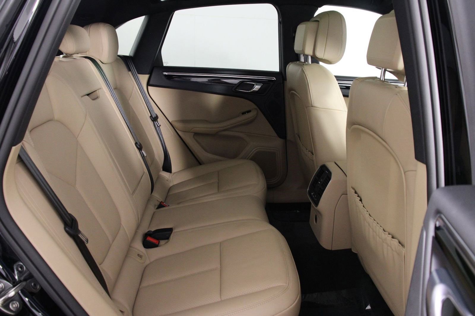 Certified 2025 Porsche Macan image 32