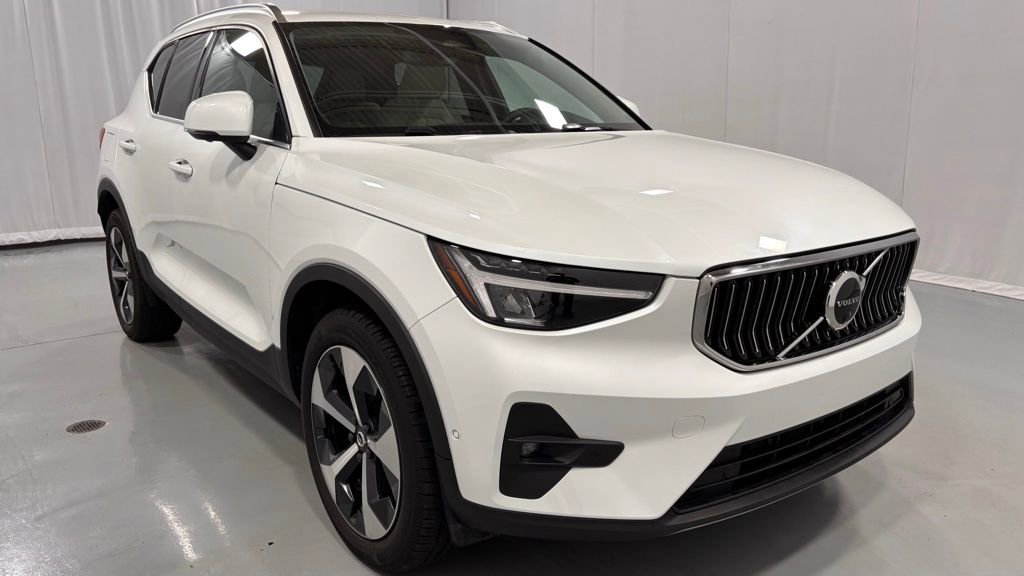 Certified 2023 Volvo XC40 B5 Plus w/ Driver Assist Package image 4