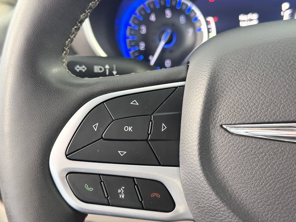 Used 2023 Chrysler Pacifica Touring-L FWD image 21