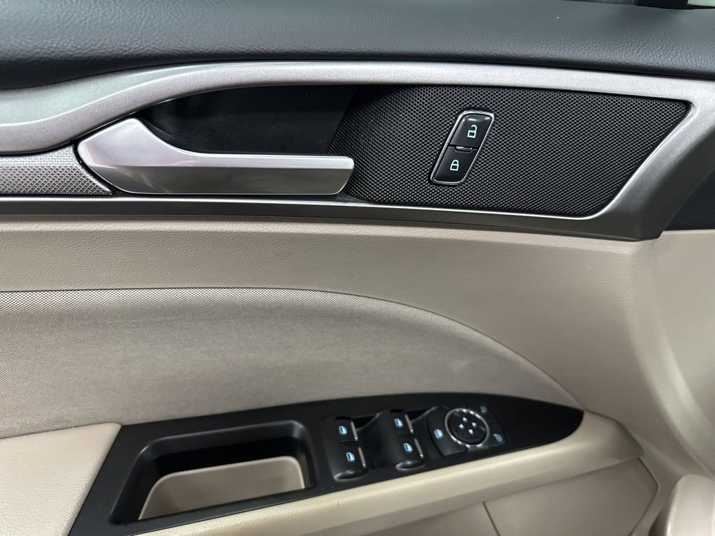 Used 2017 Ford Fusion SE w/ Fusion SE Technology Package image 18