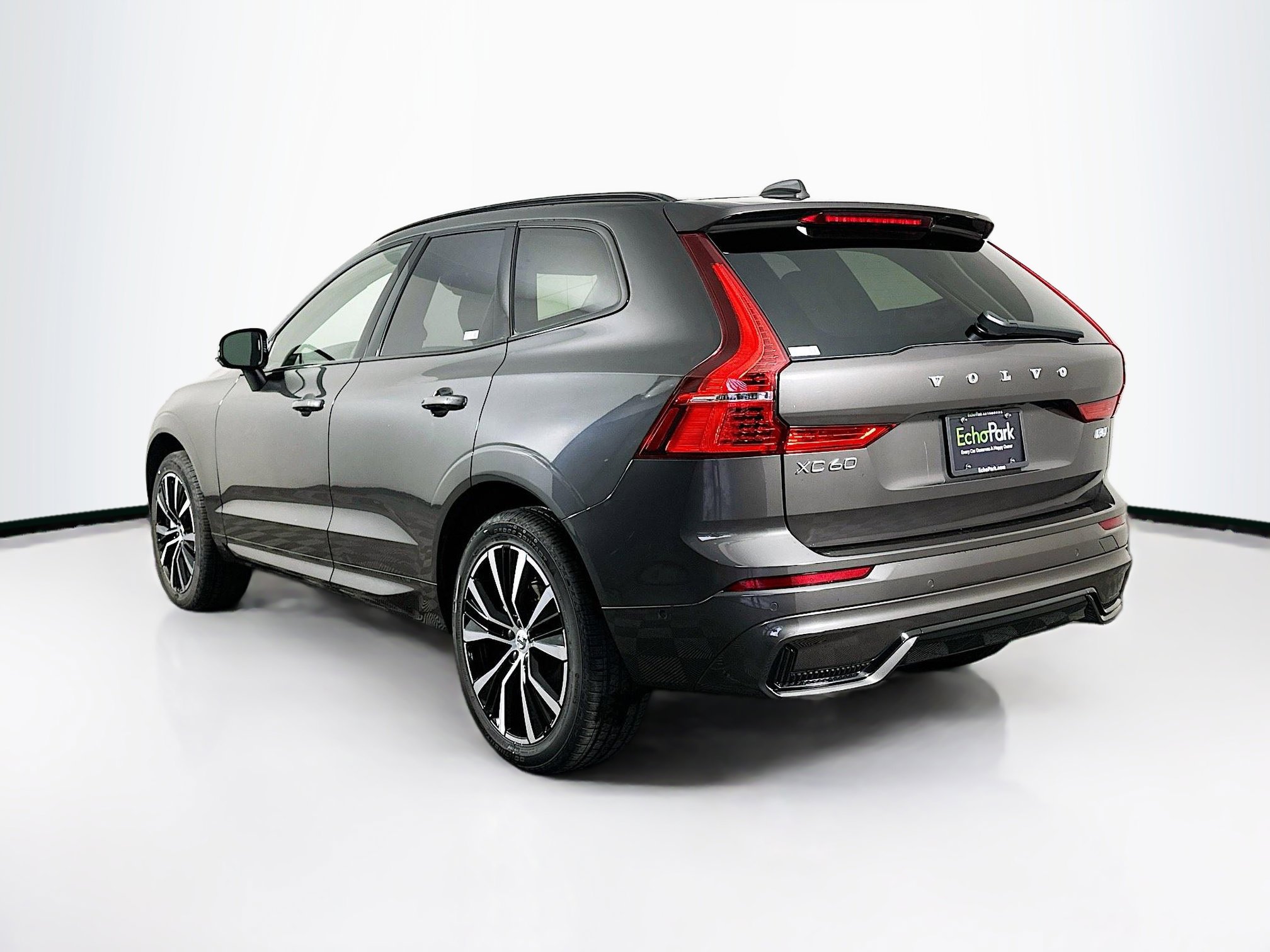 Used 2025 Volvo XC60 B5 Plus image 5