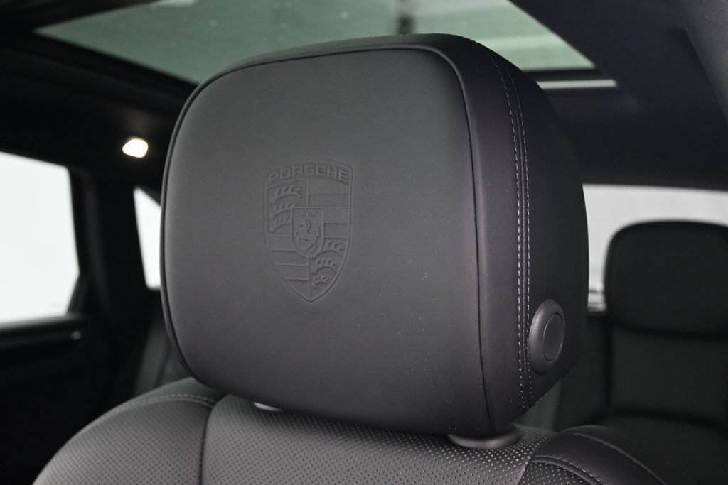 Certified 2024 Porsche Macan AWD/4WD image 17