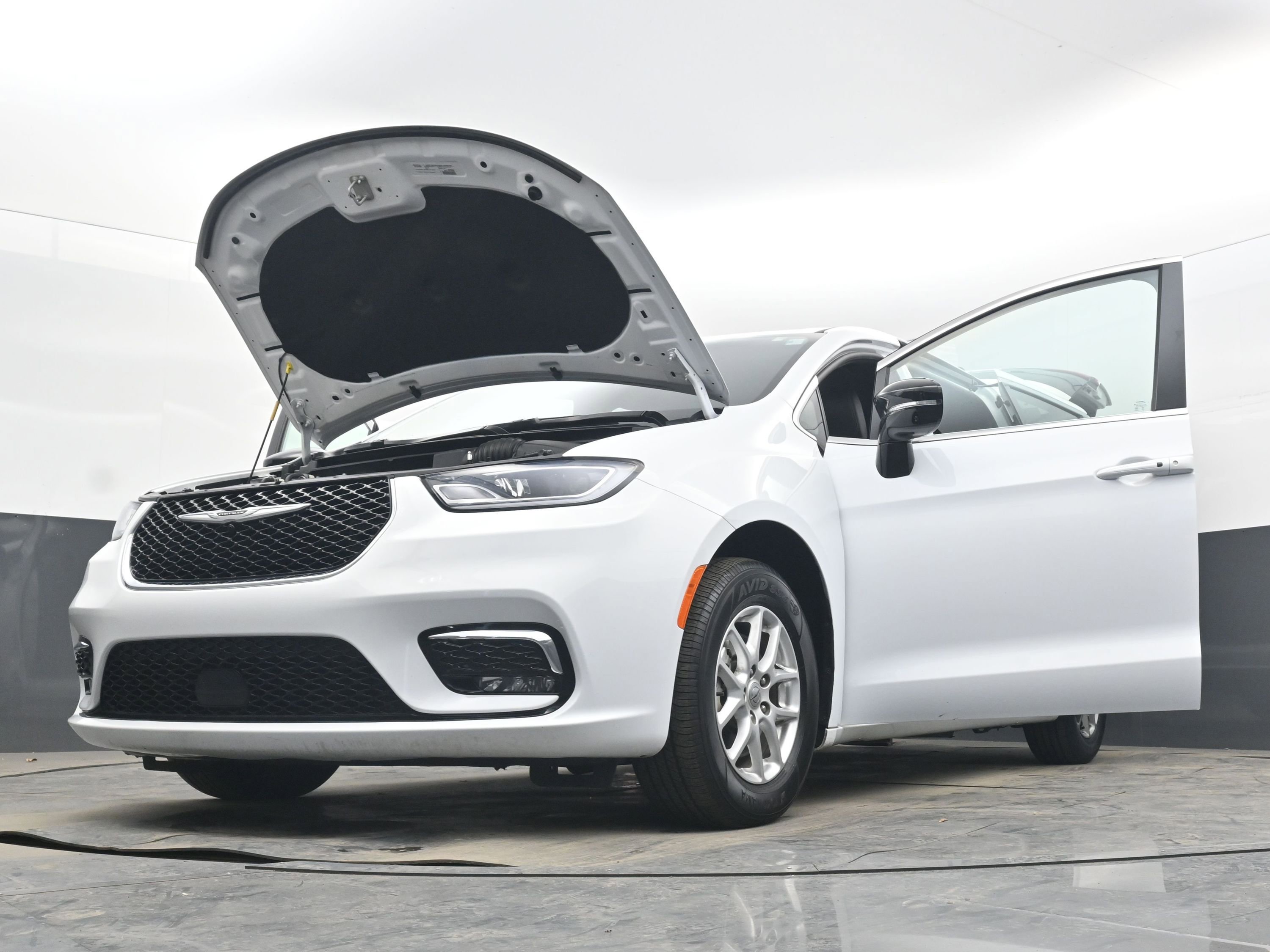 Used 2025 Chrysler Pacifica Select image 36