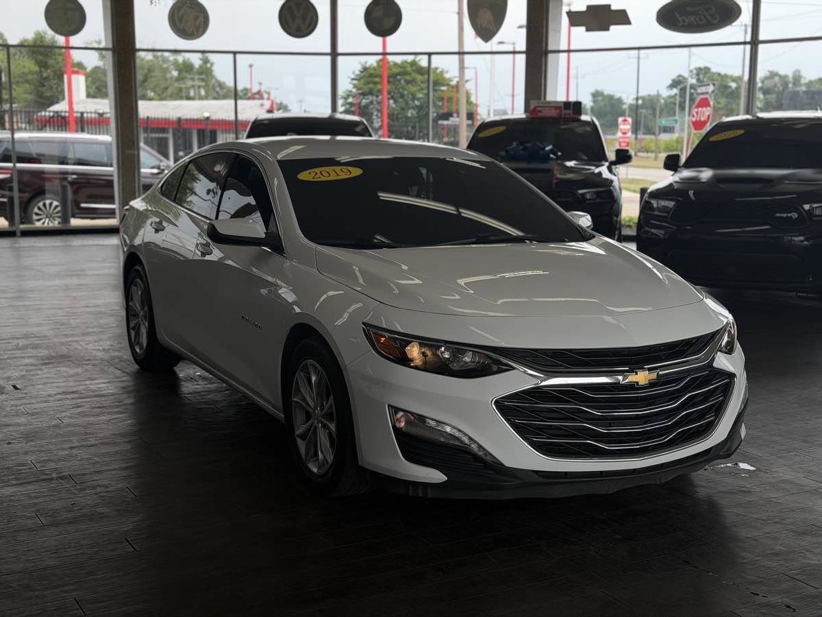 Used 2019 Chevrolet Malibu LT FWD image 1