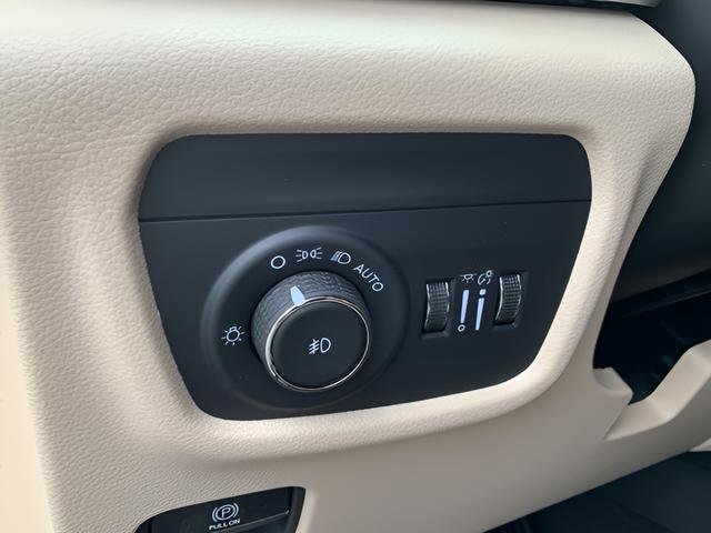 New 2025 Jeep Grand Cherokee Limited w/ Black Appearance Package image 27